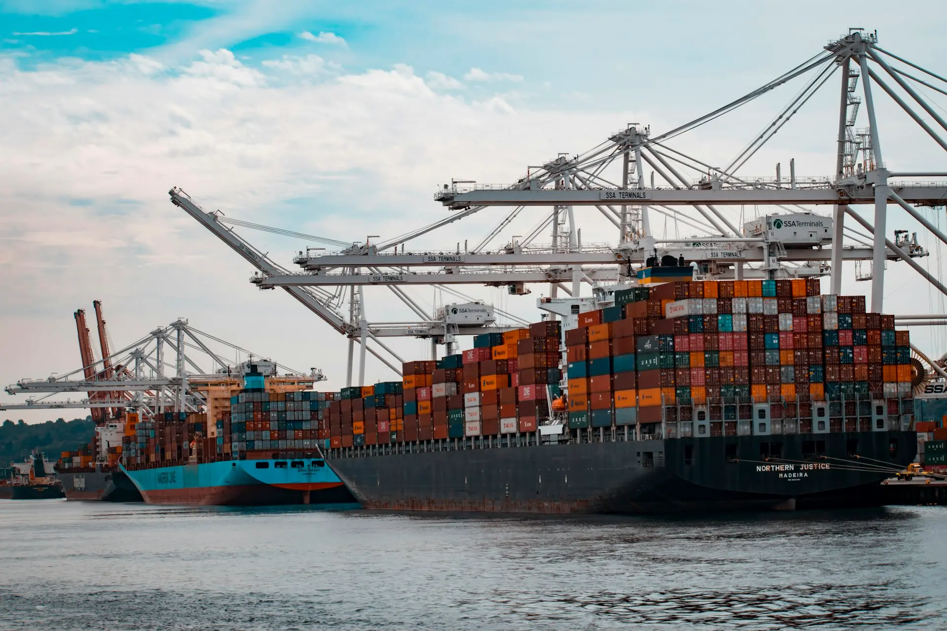 Containerschiffe am Kran
