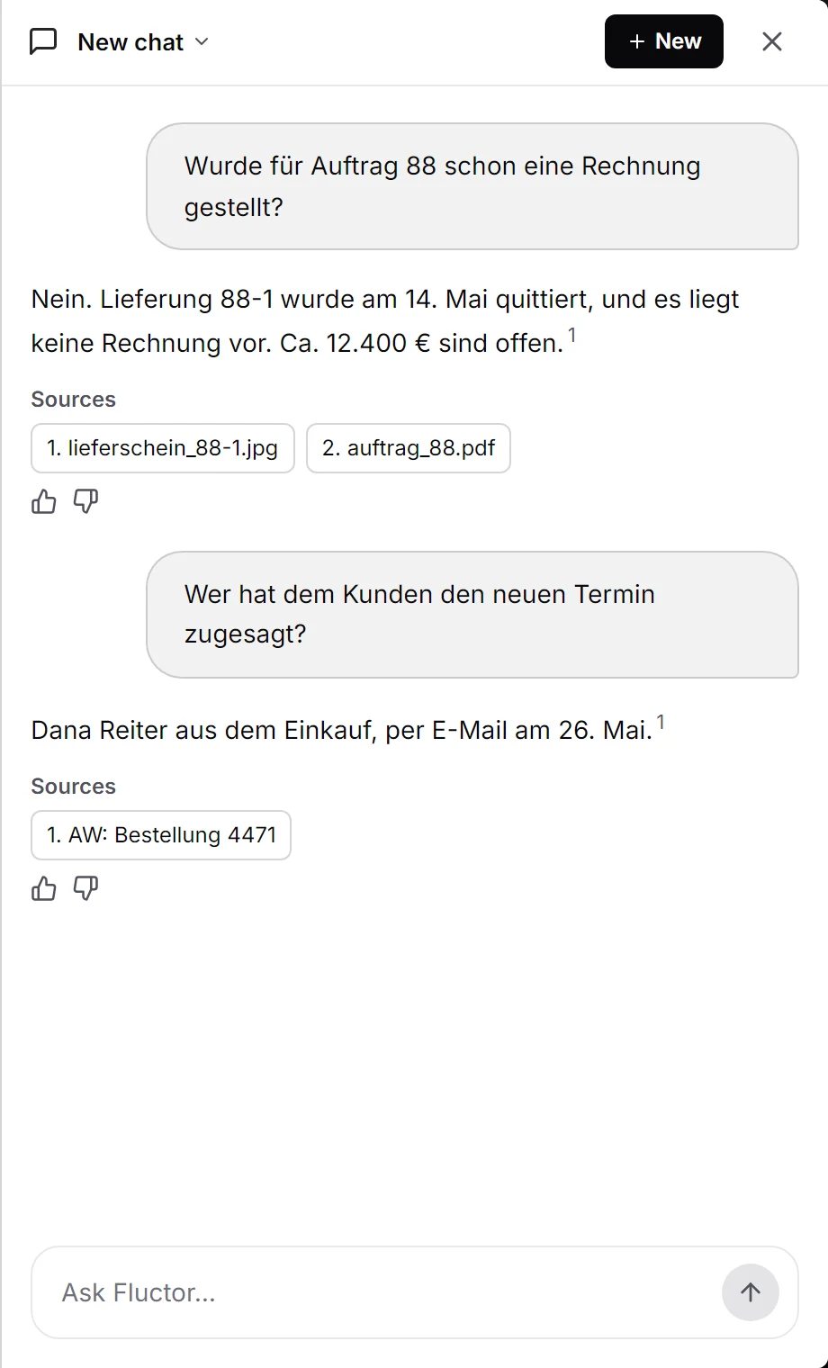 Der Chat mit zwei Fragen: Die zweite Antwort nennt Dana aus dem Einkauf und belegt sich mit der E-Mail „AW: Bestellung 4471“.
