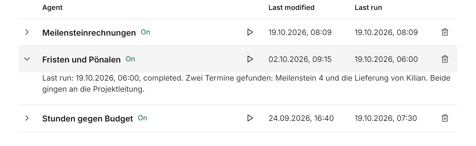 Der Agent „Fristen und Pönalen“ in der Agentenliste der Demo (Oberfläche englisch): letzter Lauf 19.10.2026, 06:00. Zwei Termine gefunden: Meilenstein 4 und die Lieferung von Kilian. Beide gingen an die Projektleitung.