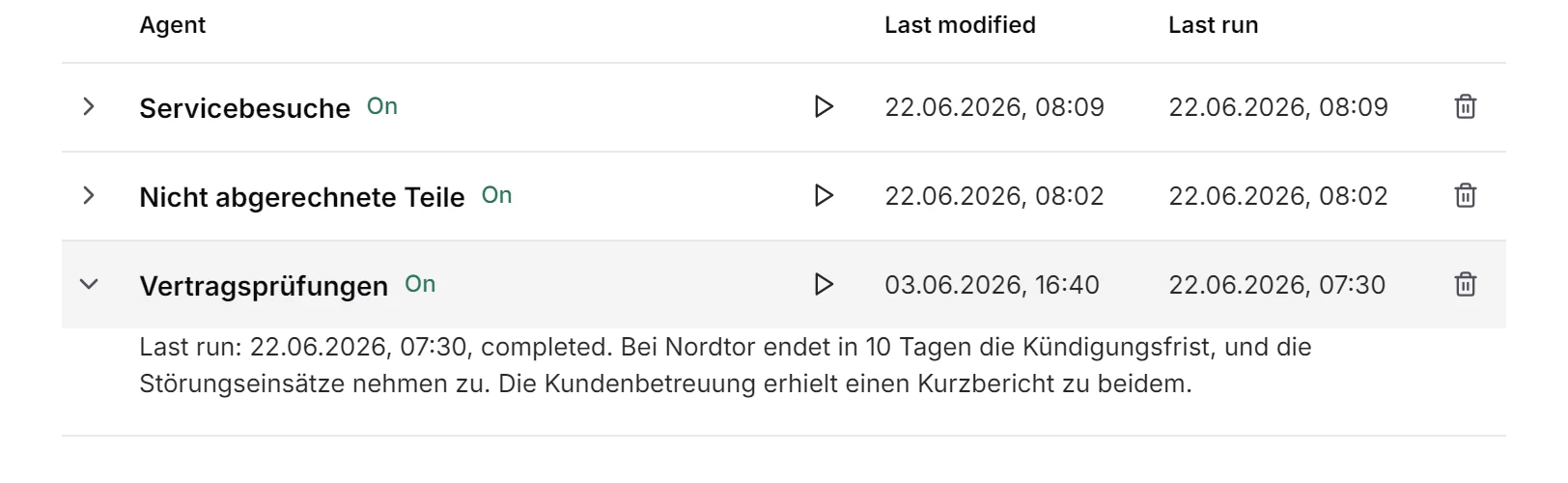 Der Agent „Vertragsprüfungen“ in der Agentenliste der Demo (Oberfläche englisch): letzter Lauf 22.06.2026, 07:30. Bei Nordtor endet in 10 Tagen die Kündigungsfrist, und die Störungseinsätze nehmen zu. Die Kundenbetreuung erhielt einen Kurzbericht zu beidem.