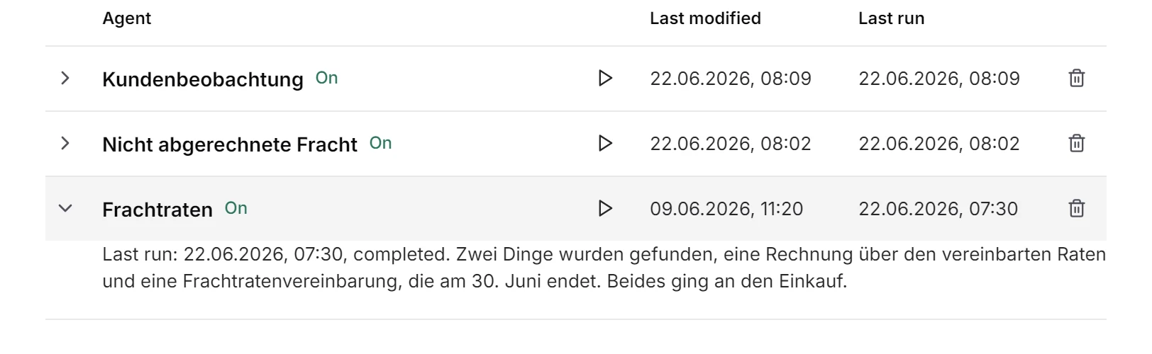 Der Agent „Frachtraten“ in der Agentenliste der Demo (Oberfläche englisch): letzter Lauf 22.06.2026, 07:30. Zwei Dinge wurden gefunden, eine Rechnung über den vereinbarten Raten und eine Frachtratenvereinbarung, die am 30. Juni endet. Beides ging an den Einkauf.